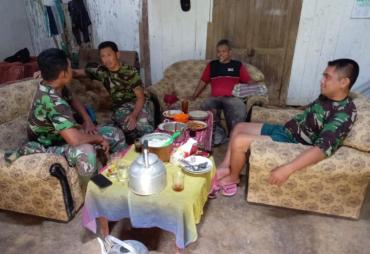 Keakraban Satgas dan Warga Ditengah TMMD