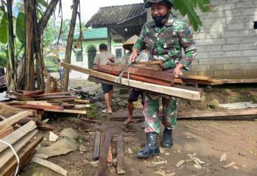 Pratu Fajar, Bantu Warga Mengangkat Kayu Bakar