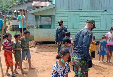 Kebersamaan Satgas TMMD 110/Kodim 1201 Dengan Anak-Anak Di…