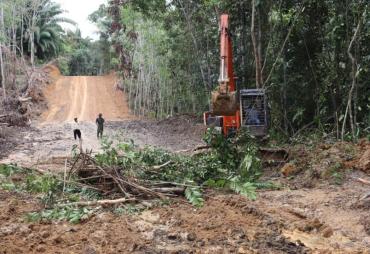 Penutupan Jalan Berlobang DiLakukan Oleh Alat Berat Kodim…
