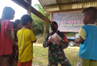 Dansatgas TMMD 110/ Mempawah Sapa Anak-anak Desa Tolok