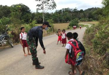 Satgas TMMD 110/ Kodim 1201 Beri Motivasi Anak-anak SD