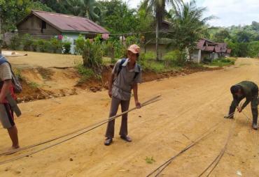 Sigap, Anggota Satgas TMMD 110/ Kodim 1201 Bonceng Warga 