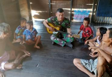 Anggota Satgas TMMD 110/ Kodim 1201 Pikat Hati Warga Desa…