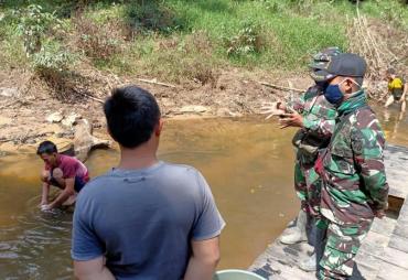 Satgas TMMD 110/ Kodim 1201 Sambangi Warga di Bantaran…