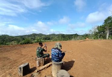 Anggota Satgas TMMD 110/Kodim 1201 Harus Naik ke Bukit…
