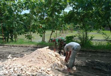 Warga dan Satgas TMMD 110 Bojonegoro Getol Perbaiki Jalan…