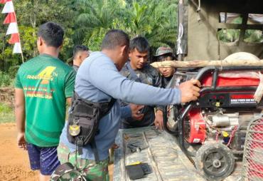Anggota Satgas TMMD 110/ Kodim 1201, Sedang Memperbaiki…
