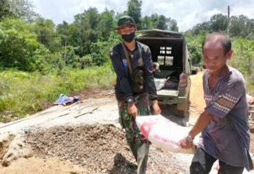 Anggota Satgas TMMD 110/Kodim 1201, Sedang Menurunkan…