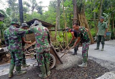 Dengan Menggunakan Alat Garu Bantu Pengecoran 
