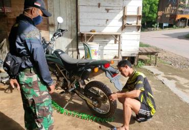 Anggota Satgas TMMD 110/Kodim 1201, Singgahi Bengkel Untuk…