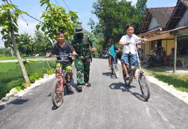 Anak-Anak Ngrancang Merasakan Hasil Pengaspalan Jalan TMMD…