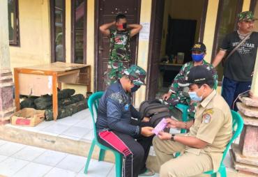 Satgas TMMD 110/ Kodim 1201 Berikan Obat Kepada Aparatur…