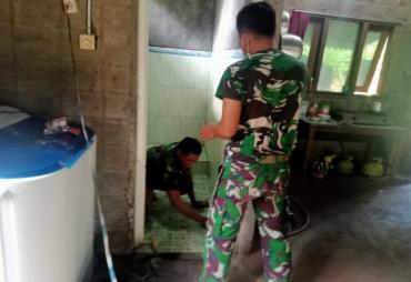 Tanpa Komando, TNI Ini Rela Bersihkan Saluran MCK