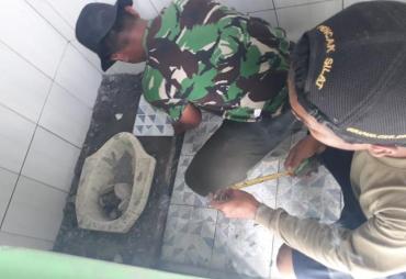 Pemasangan Keramik DiTempat Wudhu Dan WC Di Musholla Al-…