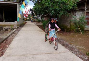 Anggota Satgas TMMD Ajari Anak Desa Ketapang Naik Sepeda