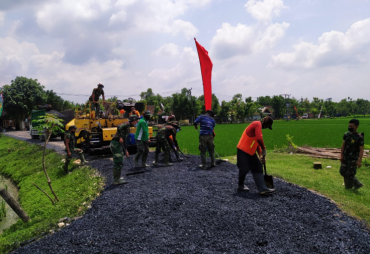 Aspal Jalan, Anggota Satgas TMMD 110 Bojonegoro Bersama…