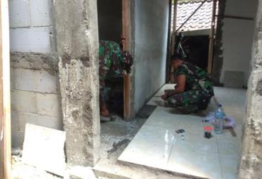 Anggota Satgas TMMD Bojonegoro Keramik Rehab Aladin Rumah…