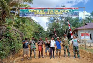 Anggota Satgas TMMD 110/Kodim 1201 Ciptakan Kenangan…