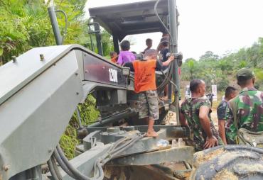 Personil Satgas TMMD 110 / Kodim 1201 Merasa Naik Alat…