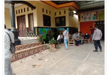 Warga datangi rumah mewah