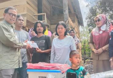 Bupati Kepahiang Berikan Bantuan Kepada Korban Kebakaran