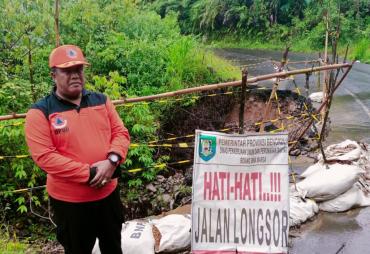 Kepala Pelaksana BPBD Provinsi Bengkulu saat mengunjungi daerah rawan bencana