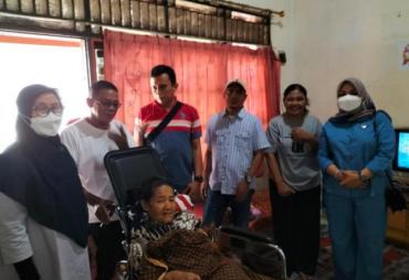 Dinsos Kota Bengkulu Berikan Bantuan Kursi Roda Kepada Warga Kelurahan Malabero