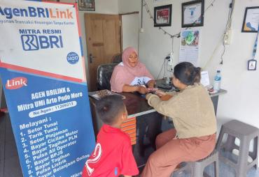 Selamatkan Masyarakat Dari Jerat Rentenir, Perempuan Ini Sukses Jadi Agen BRILink & UMi