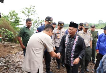 Pj Bupati Apriyadi Turun langsung Sambangi Warga Korban Longsor
