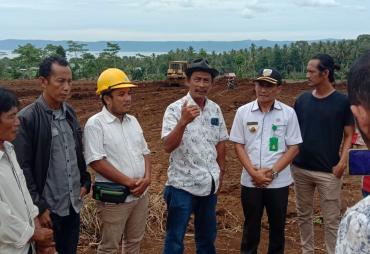 Meninjau pembangunan lapangan sepak bola