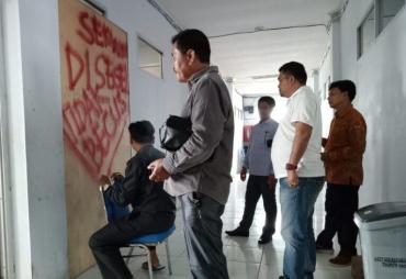 Pintu masuk ruangan Sekwan Mukomuko disegel