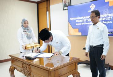 Wagub Rosjonsyah Serahkan Laporan Keuangan Unaudited Provinsi Bengkulu 2022