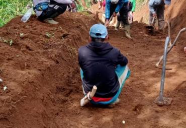 Masyarakat bergotong royong buka akses jalan baru