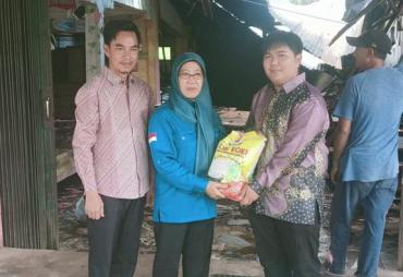 Penyerahan bantuan korban kebakaran