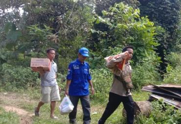 Penyerahan bantuan korban kebakaran