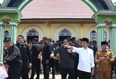 Presiden Jokowi Tunaikan Salat Jumat di Masjid Al Jihad Tanjung Agung