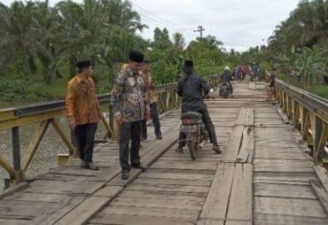 Dewan Kota Bengkulu Tinjau Jembatan Rusak di Padang Serai