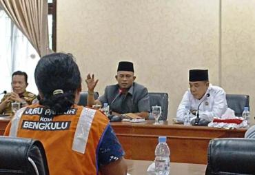 Ketua DPRD Kota Bengkulu saat diskusi dengan pengunjuk rasa