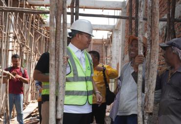 Gubernur Bengkulu Rohidin Mersyah meninjau progres pembangunan Graha Insan Cita HMI/ KAHMI Bengkulu