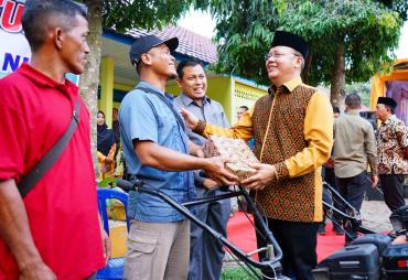 Momen Sumpah Pemuda, Gubernur Rohidin Lantik Pengurus SANS dan Bagikan Alsintan di Bengkulu Utara