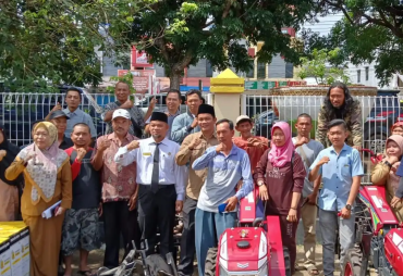 Salurkan Alsintan Ke Kelompok Tani di Seluma, Jonaidi: Pertanian Merupakan Tulang Punggung Pertahanan Nasional