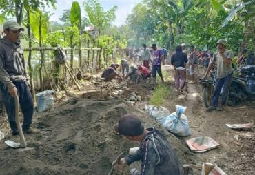 Gotong Royong Perbaiki Akses Jalan