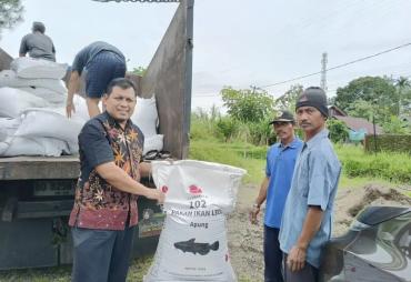 Anggota Dewan Provinsi Sujono Bagikan Ribuan Kilo Pakan Ternak Ikan Lele Kepada Kelompok Tani