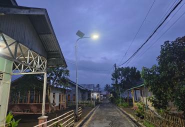 Terlihat Lampu Tenaga Surya di Desa Karang Anyar berfungsi dengan baik