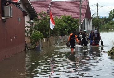 Dwi Ratnawati, Anggota DPRD Provinsi Bengkulu Memberikan…