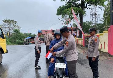 Sambut HUT RI ke-80, Polsek Ketahun Bagikan Bendera Merah…