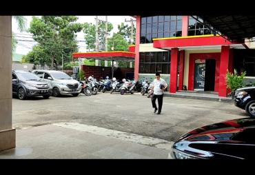 MA dengan mengenakan kemeja putih dan peci hitam memasuki gedung Ditreskrimsus Polda Bengkulu pada, Rabu (22/10/2025) pukul 09.11 wib. 