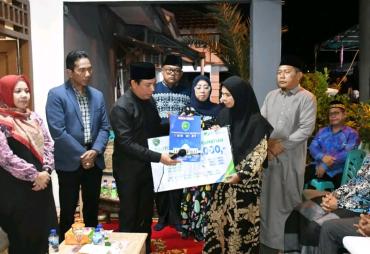 Walikota Dedy Wahyudi saat menghadiri takziah di rumah duka Suprapto bin Hasan di Kecamatan Muara Bangkahulu, Selasa malam (02/12).