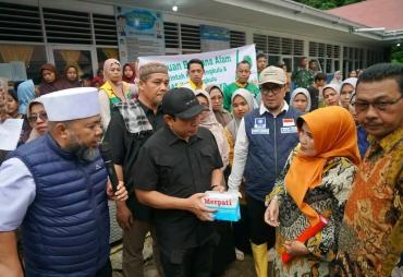 Gubernur Helmi Hasan Beserta Rombongan Tinjau Banjir Bandang Batu Busuk Padang, Serahkan Bantuan untuk Korban